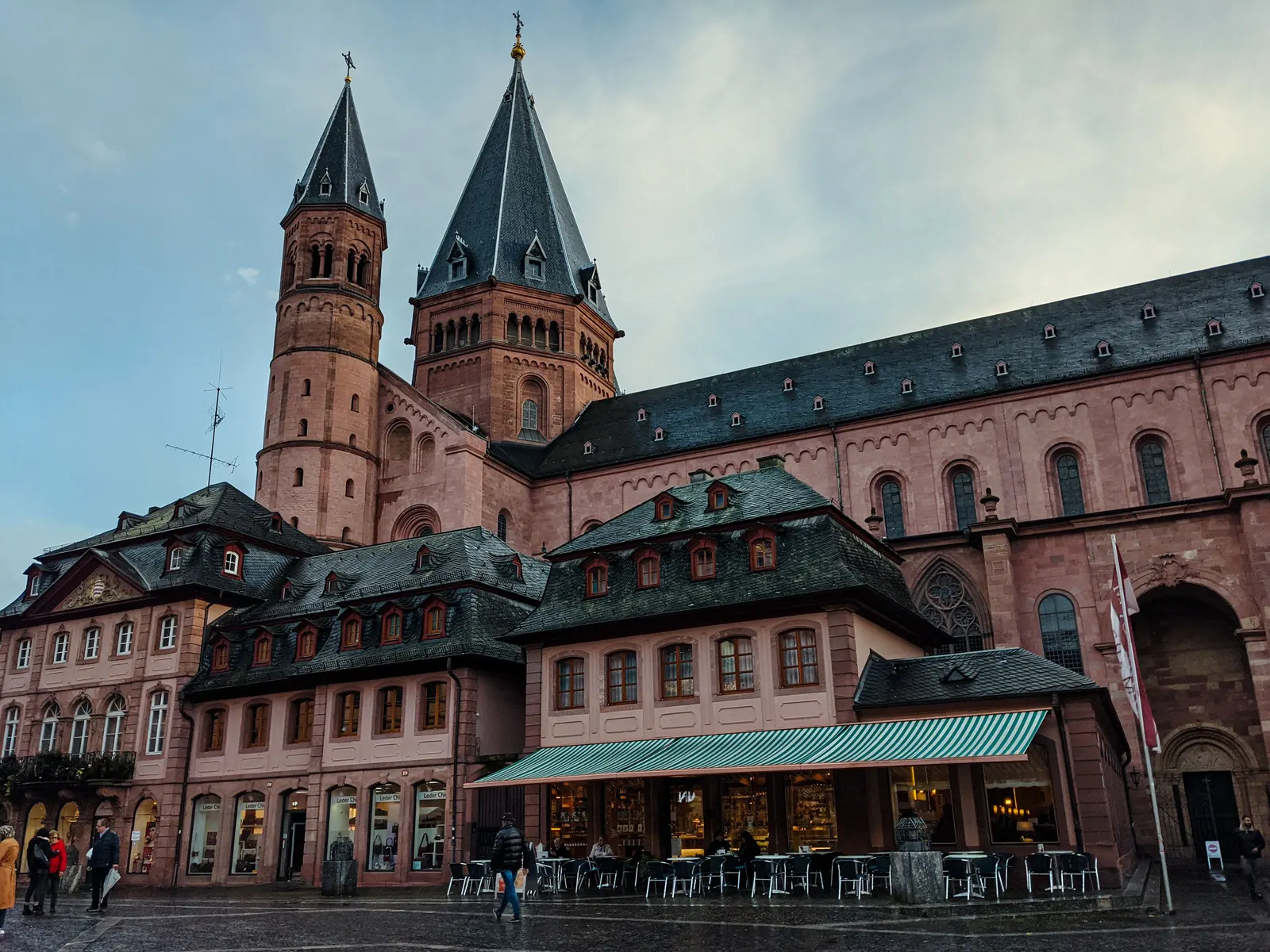 Der Mainzer Dom mit dem Marktplatz davor