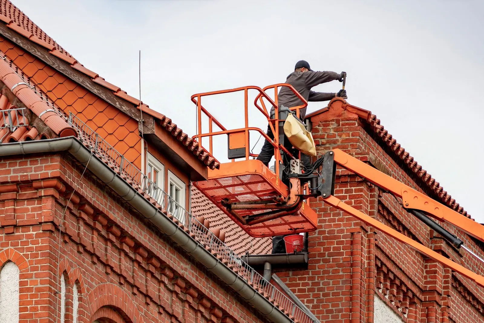 Schrägaufzug mieten: Länge, Tragkraft und was bei Aufbau zählt