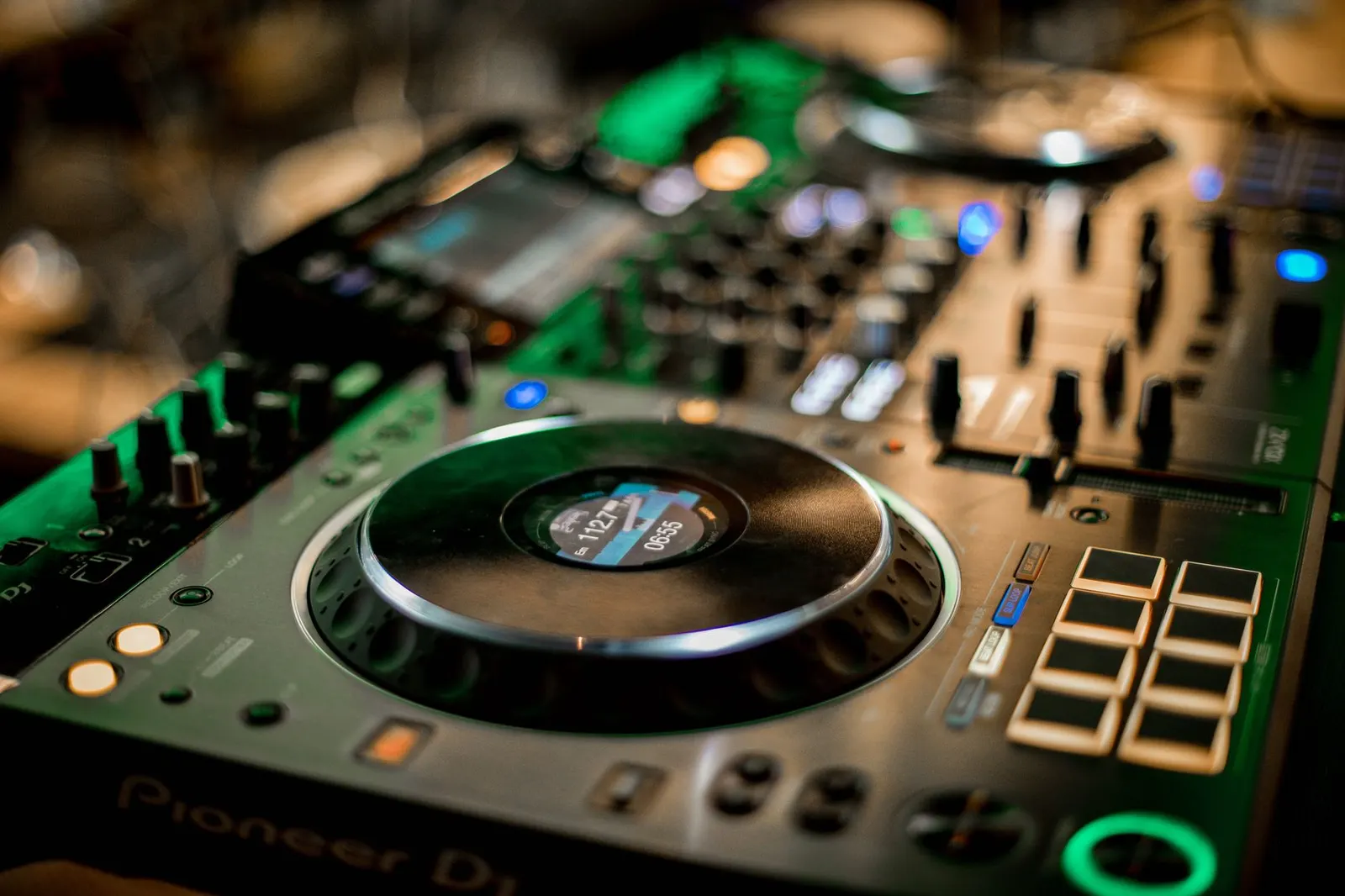 DJ für Firmenevent buchen: Professionelle Beschallung für Betriebsfeiern