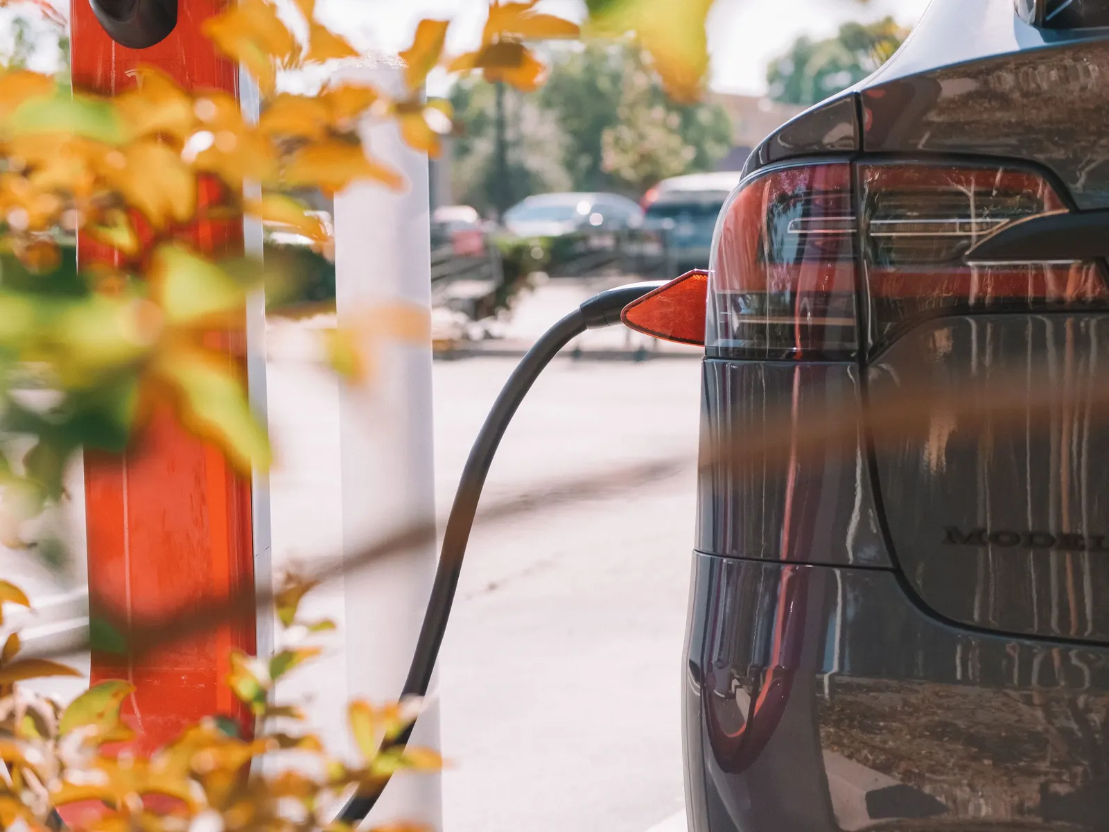 Elektroauto beim Laden an einer Ladesäule