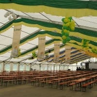 Festzelt: 30 m Breit bis zu 60 m Lang.