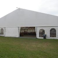 Festzelt: 30 m Breit bis zu 60 m Lang. – 2