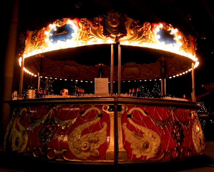 Rundbar / Bar / Theke / Schwanenbar / Nostalgische Bar / Nostalgie / Jahrmarkt / Karussell