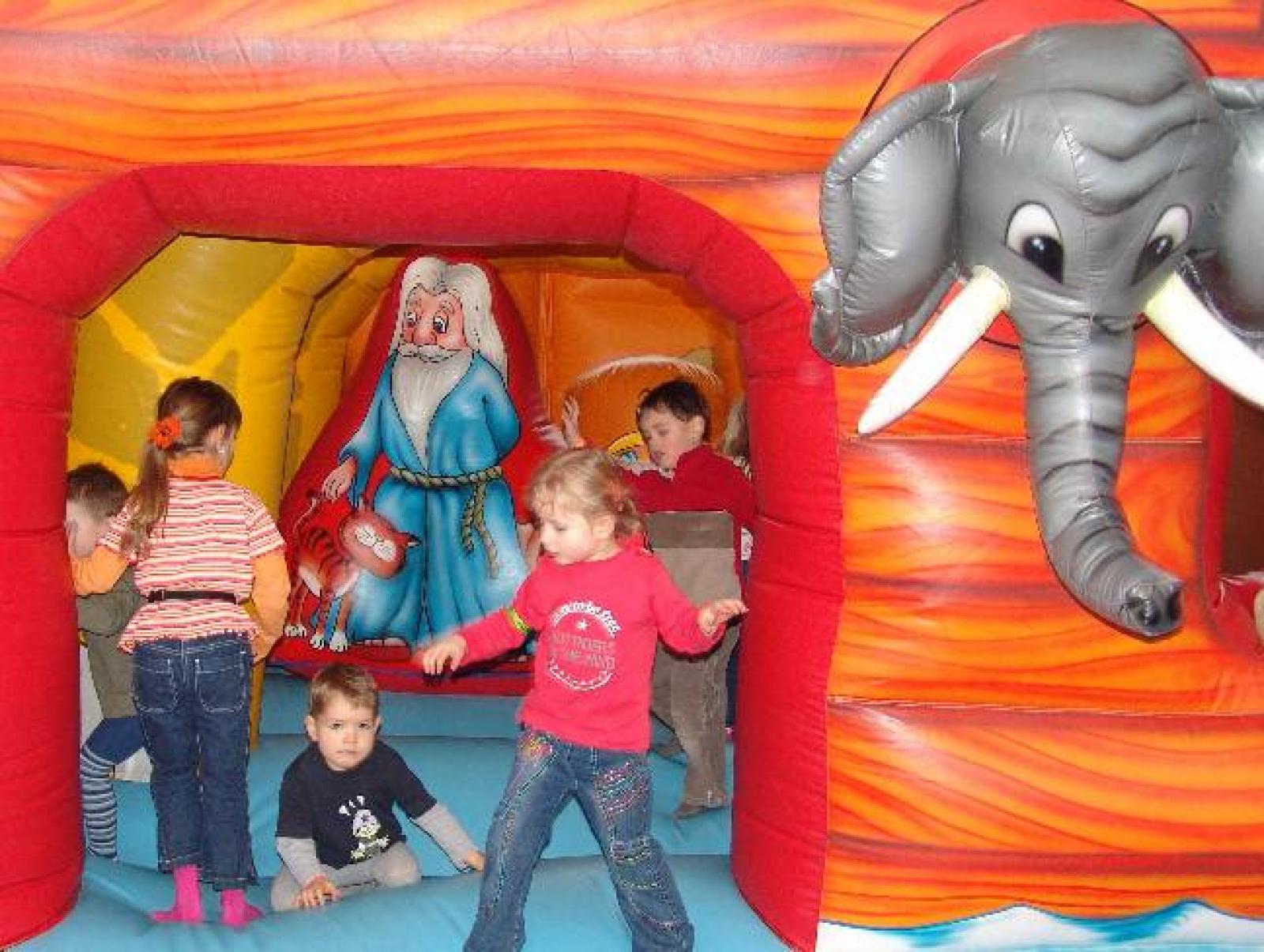 Hüpfburg Arche Noah