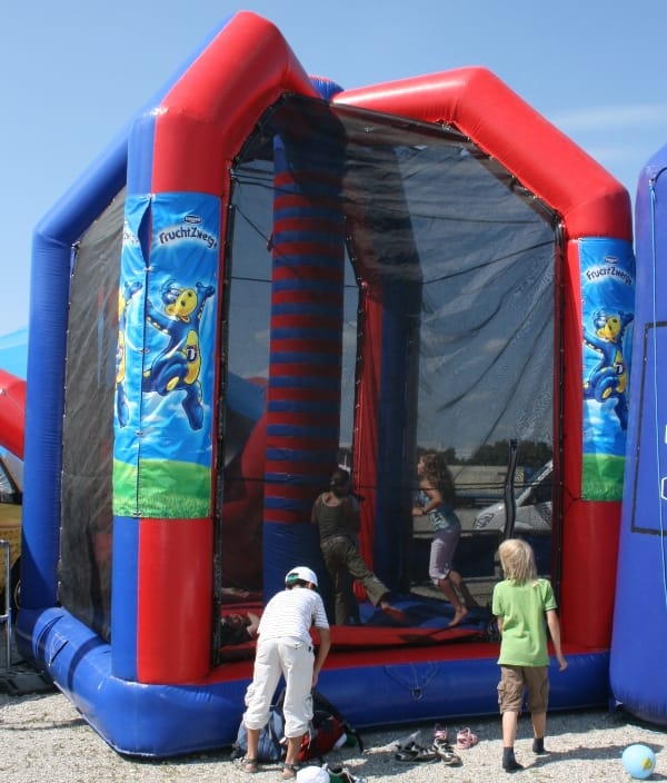 Jump &amp; Hit / Energyzone / Klett / Sprung Wettkampf / Luftkissen / Hüpfburg 