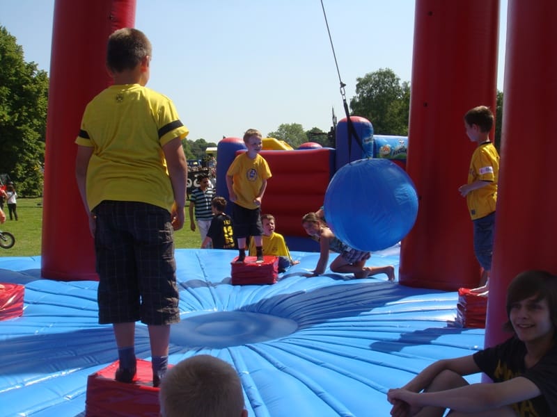 Swing ´em off / Riesenpendel / Hüpfburg / Luftkissen / Pendel / Teamspiel 