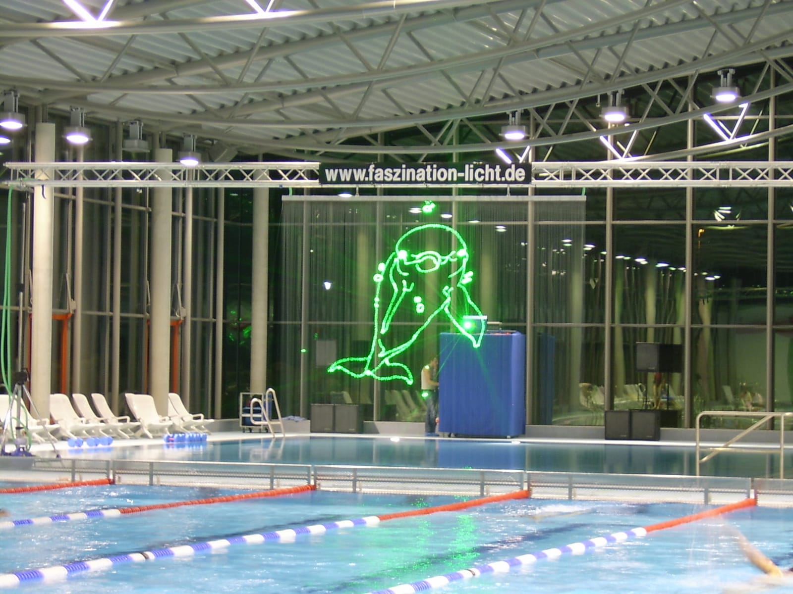 Lasershow auf Wasserleinwand