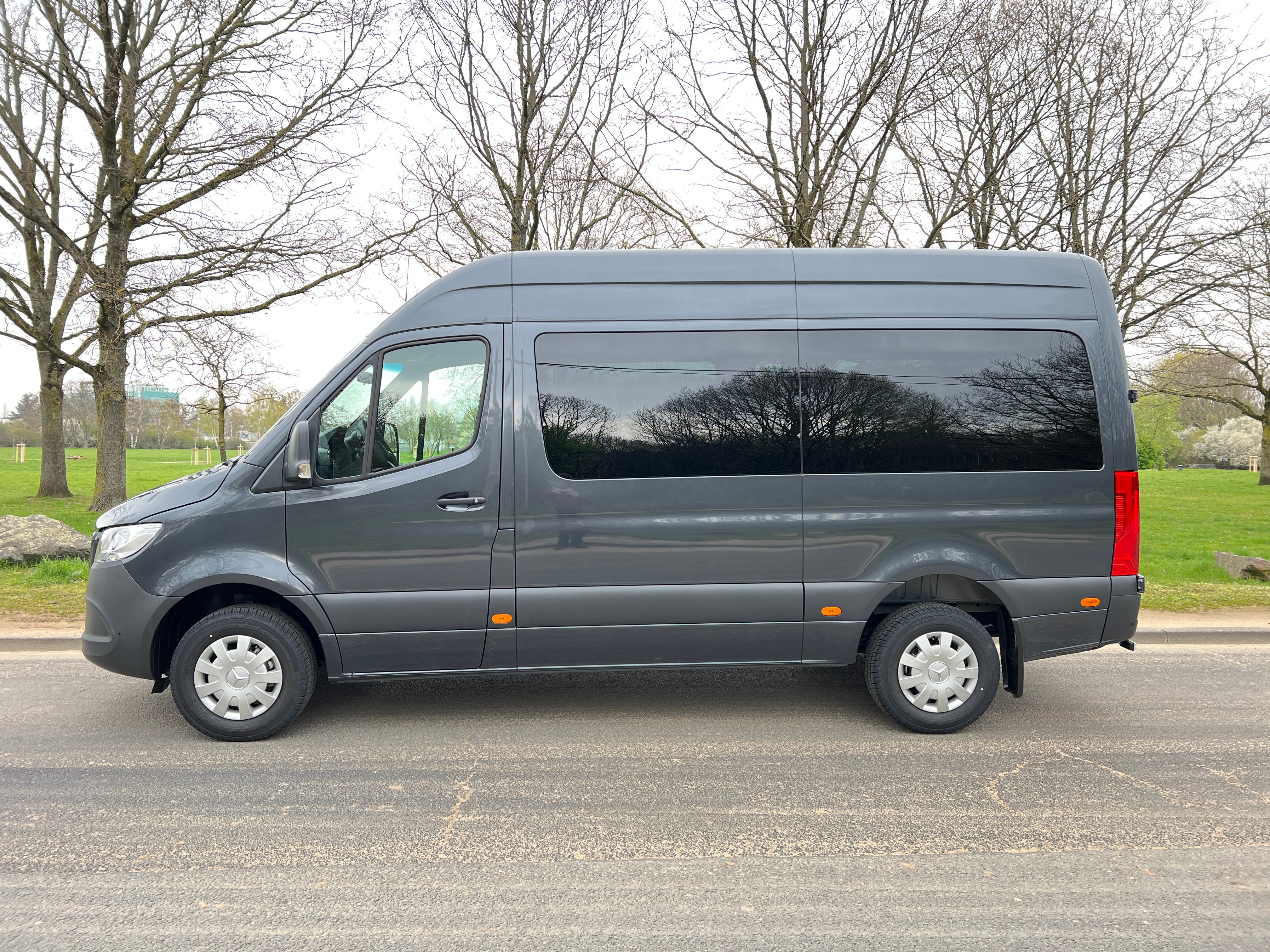 Mercedes-Benz Sprinter 9-Sitzer mieten – 1,60 m Ladefläche – 2