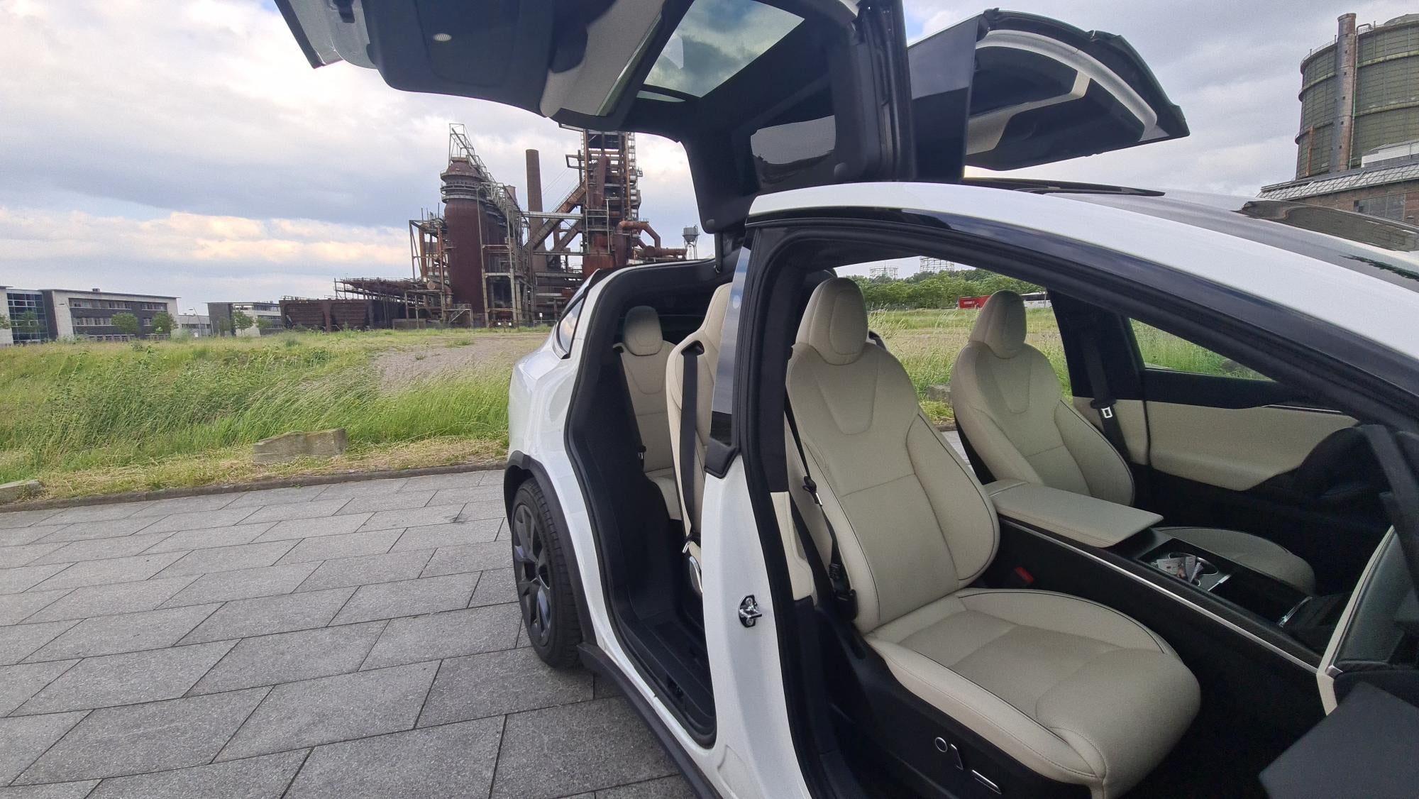 Tesla Model X Plaid mieten - 1020 PS Elektro-SUV mit Falcon Wings – 4