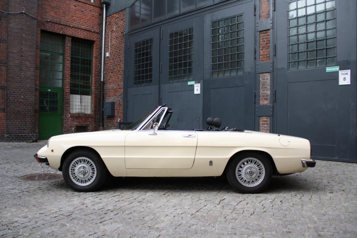Oldtimer Alfa Romeo Spider 2000 mieten – Pininfarina-Roadster von 1982