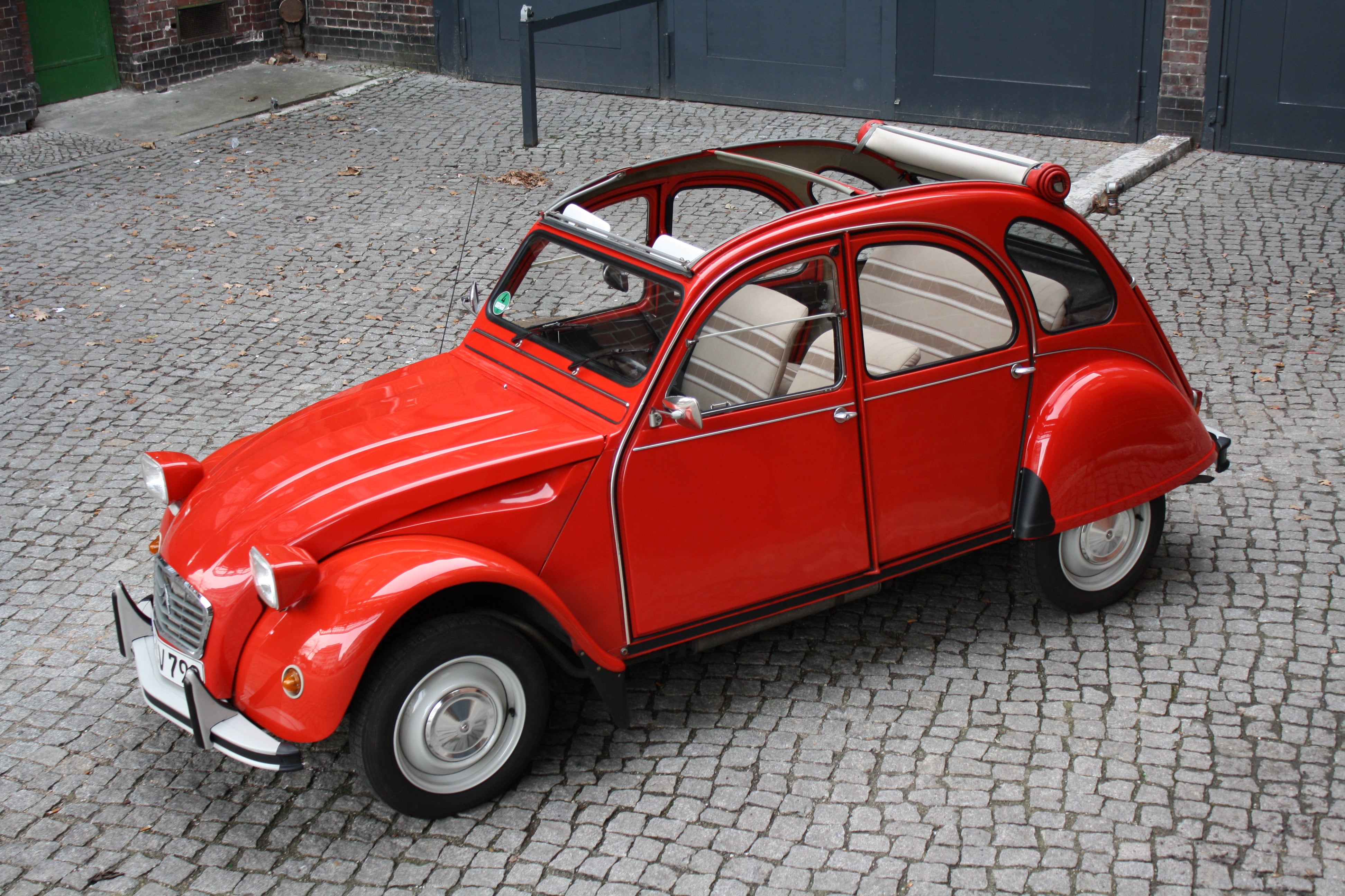 Oldtimer Citroën 2CV 6 Club "Ente" mieten – roter Klassiker mit G-Kat