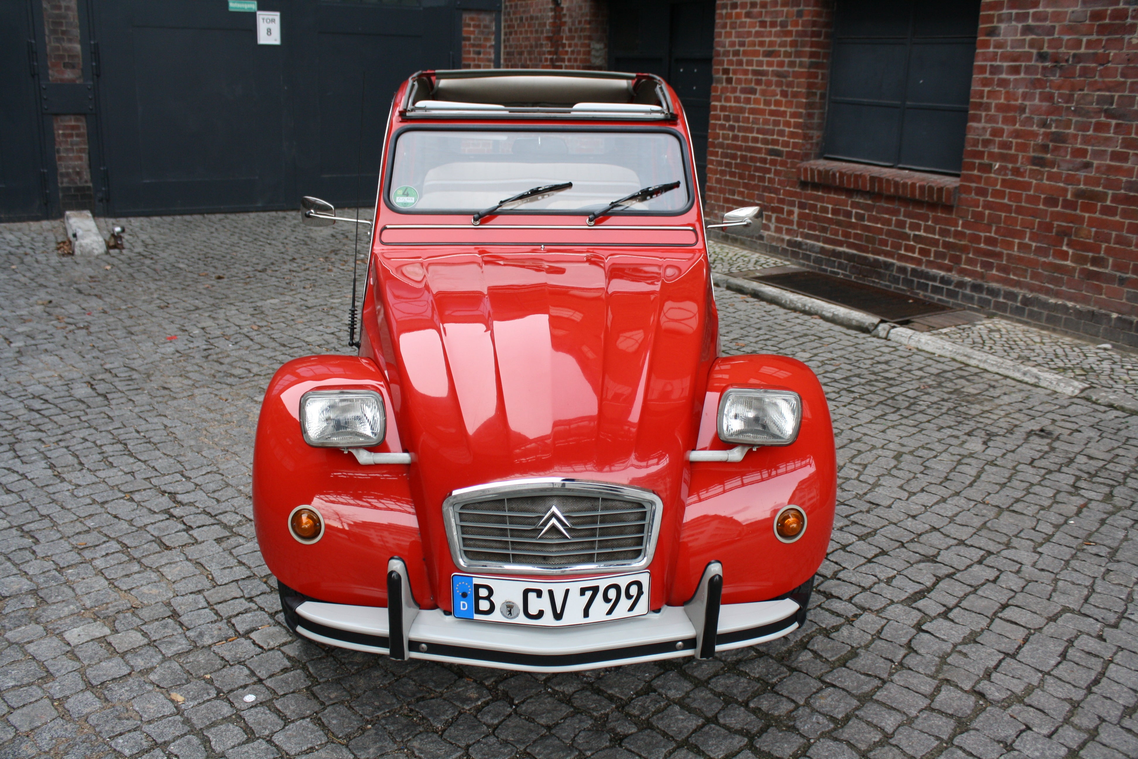 Oldtimer Citroën 2CV 6 Club "Ente" mieten – roter Klassiker mit G-Kat – 3