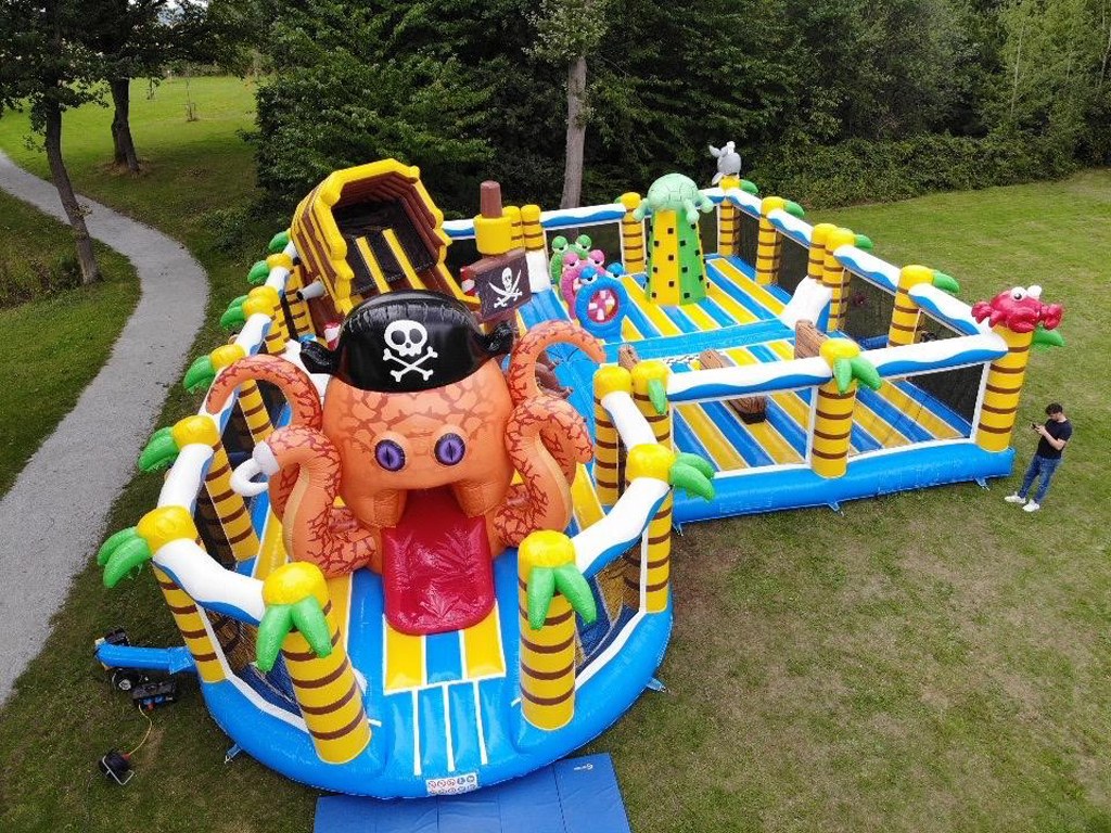 Mega Hüpflandschaft "Kraken" mieten in Koblenz – Fun Food fürs Fest