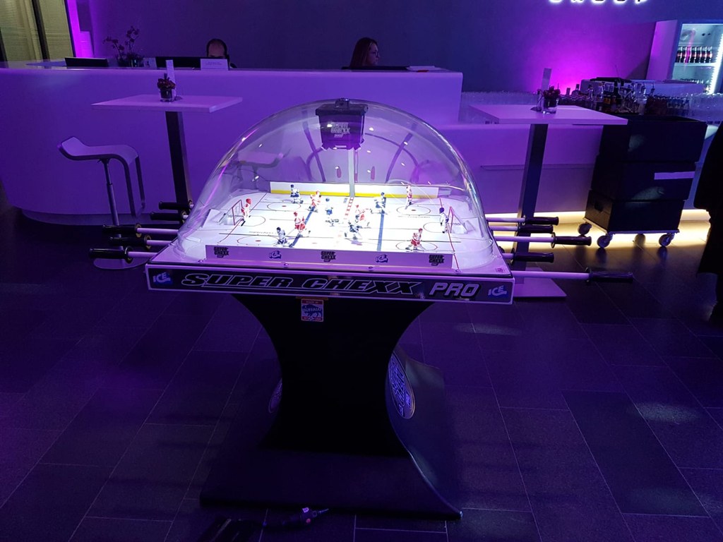 Ice Super Chexx Eishockeytisch mieten in Koblenz – aufs Wasser – 3