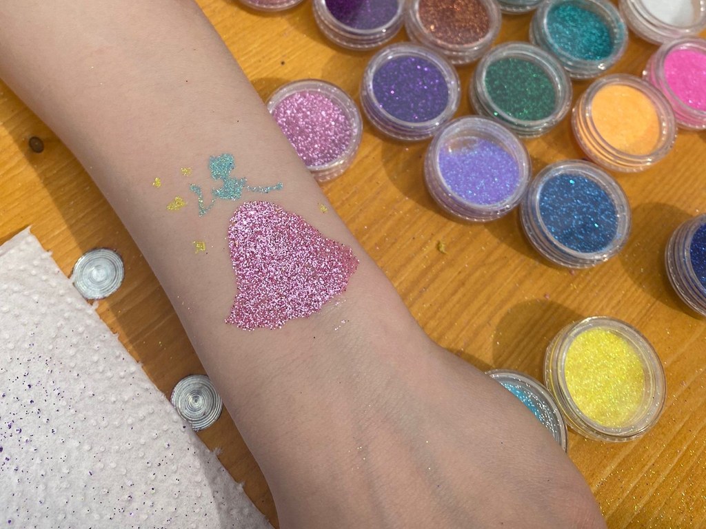 Glitzertattoos mieten in Koblenz bei Dominik Liebehenz