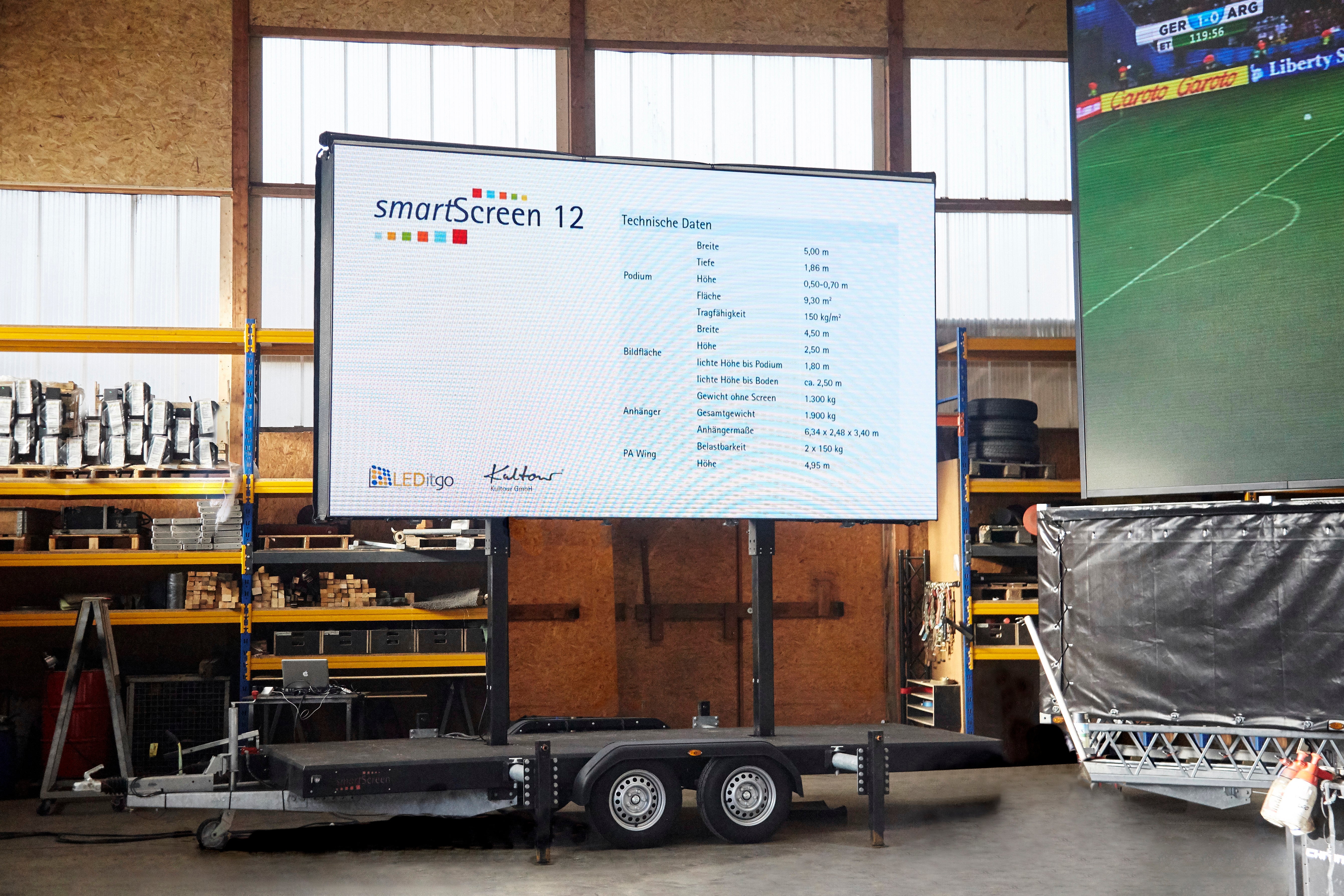LED-Anhänger 11 m² mieten – mobile 3,9 mm LED-Wand für Public Viewing