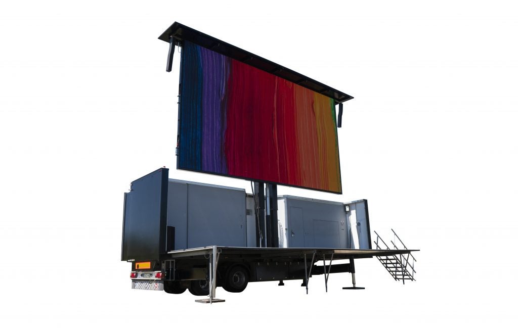LED-Mobil rB50 mieten - 50 m² drehbare LED-Wand 9,20 x 5,20 m, ideal für Public Viewing