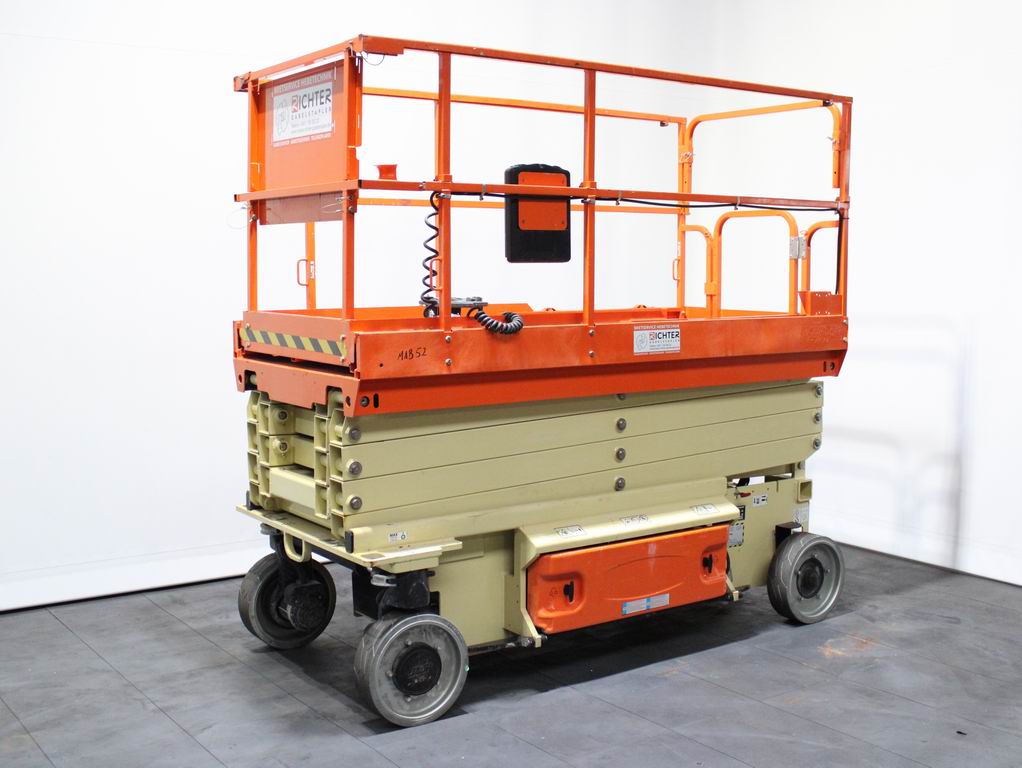 JLG 3246ES Scherenarbeitsbühne mieten bei Richter Gabelstapler