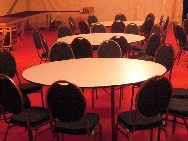 Banketttisch rund 180 cm mieten in Reinstädt – Eventmöbel
