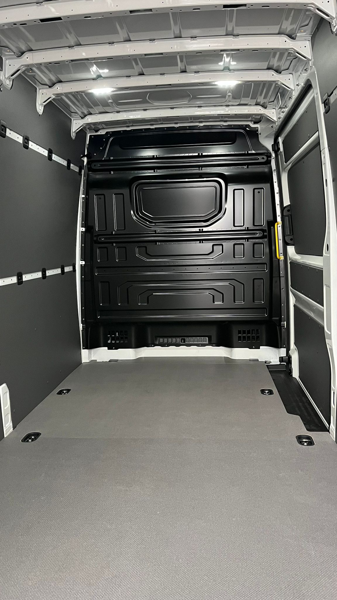 VW Crafter mieten - 3,5t Transporter langer Radstand, Klima – 3