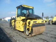 BOMAG BW 174 AP-4v AM mit Splittstreuer mieten bei Holtdirk Baumaschinen