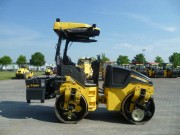 BOMAG BW 138 AD-5 mit Splittstreuer mieten bei Holtdirk Baumaschinen