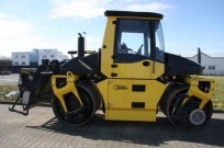BOMAG BW 154 AP-4v AM mit Splittstreuer mieten bei Holtdirk Baumaschinen