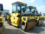BOMAG BW 174 AP-4i mit Splittstreuer mieten bei Holtdirk Baumaschinen