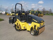 BOMAG BW 120 AD-5 mit Splittstreuer mieten bei Holtdirk Baumaschinen