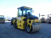 BOMAG BW 154 AP mit Splittstreuer mieten bei Holtdirk Baumaschinen