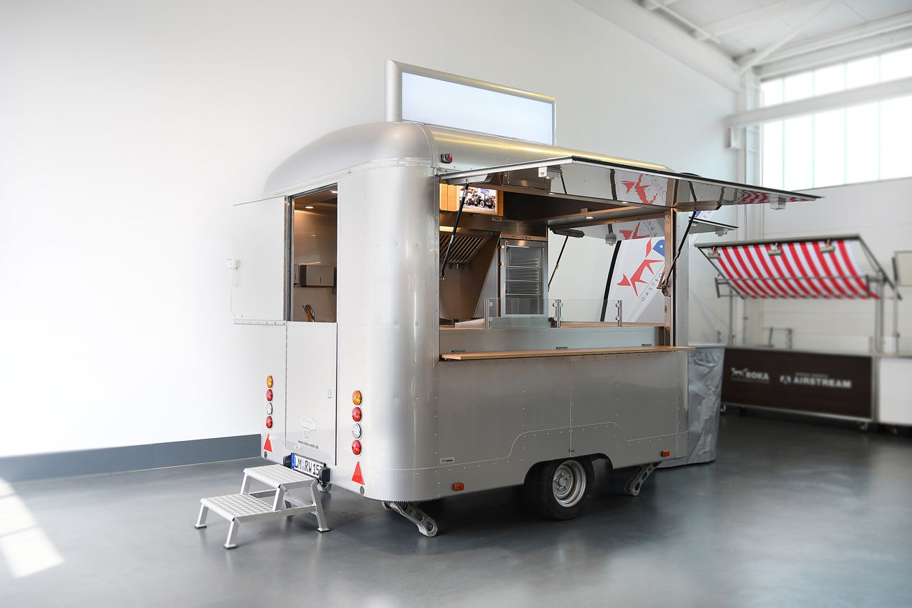 Food Trailer Mieten: STEELRUNNER 30 – Fahrzeug-ID K054 mieten bei ROKA Werk