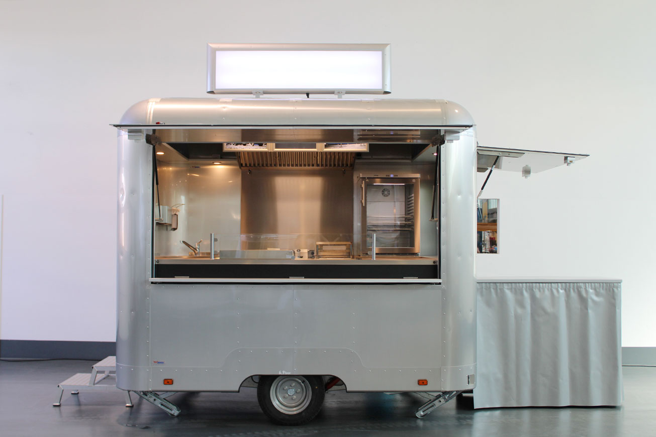 Food Trailer Mieten: STEELRUNNER 30 – Fahrzeug-ID L057 mieten bei ROKA Werk