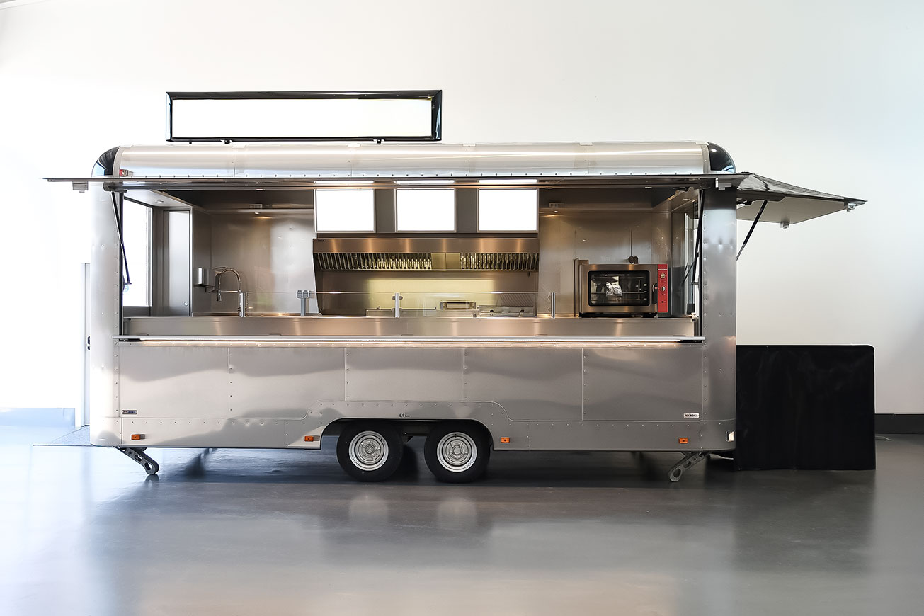Food Trailer Mieten: Steelrunner 55 – Fahrzeug-ID H062 mieten bei ROKA Werk