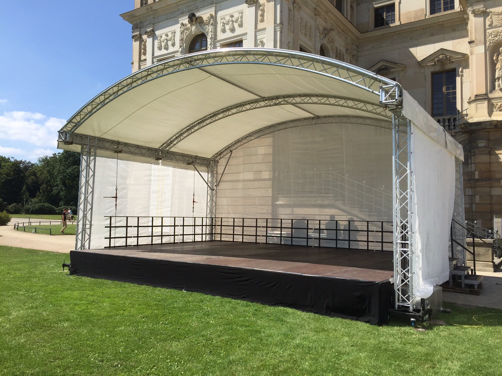 Bühne mieten 8x6 m mit Prolyte ARC Roof Rundbogendach, weiß - inkl. Auf- & Abbau