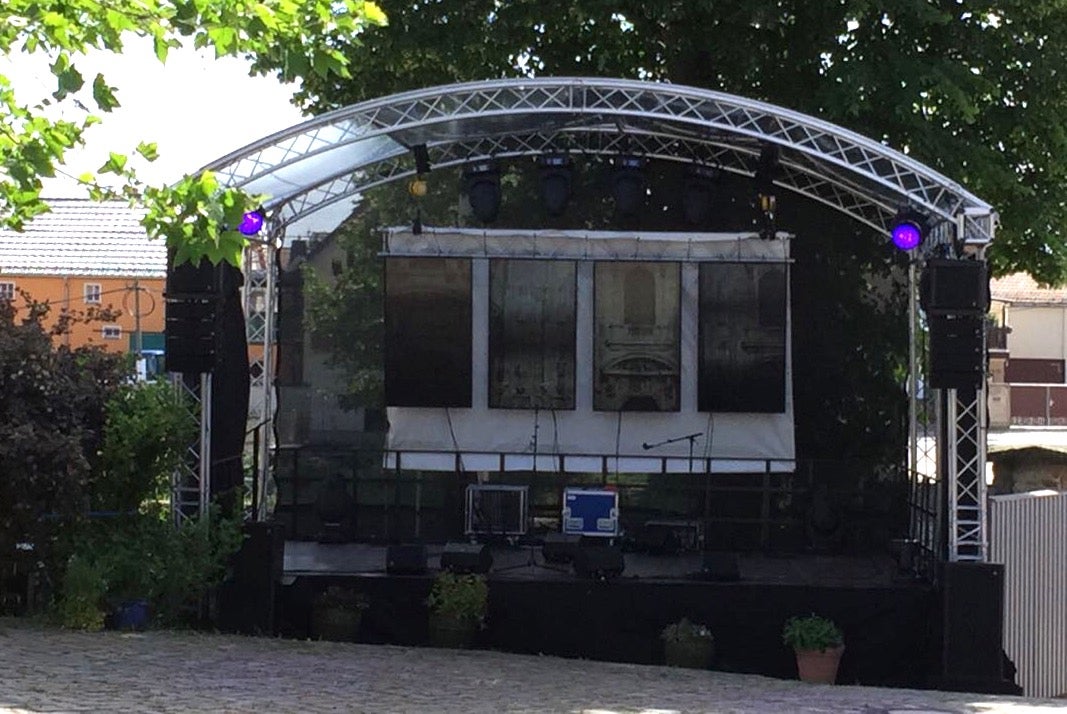 Bühne mieten 6x4 m mit Prolyte Rundbogendach, transparent - inkl. Auf- & Abbau