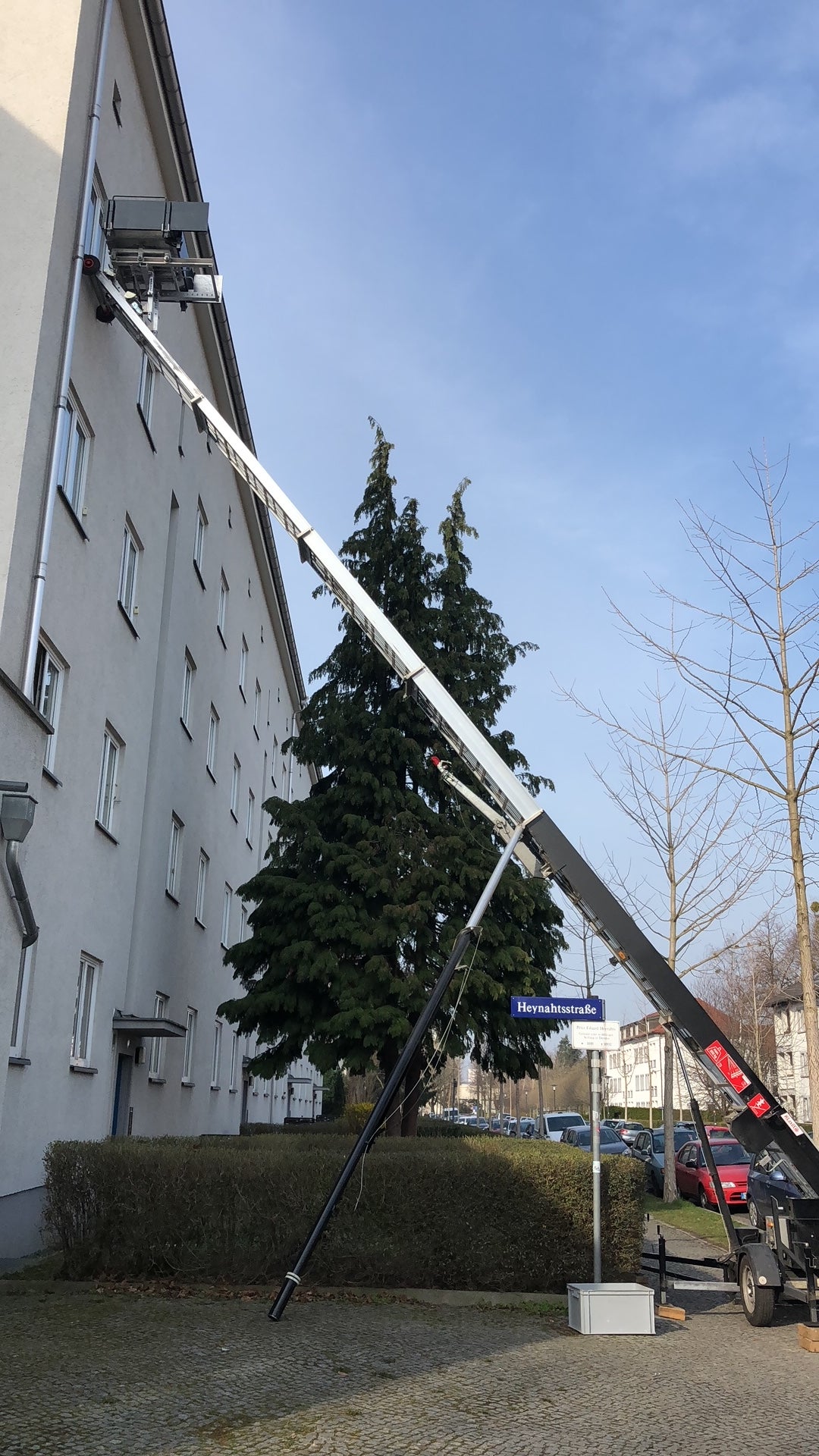Möbellift mieten - Schrägaufzug TL21 bis 21 m Höhe, klein & wendig