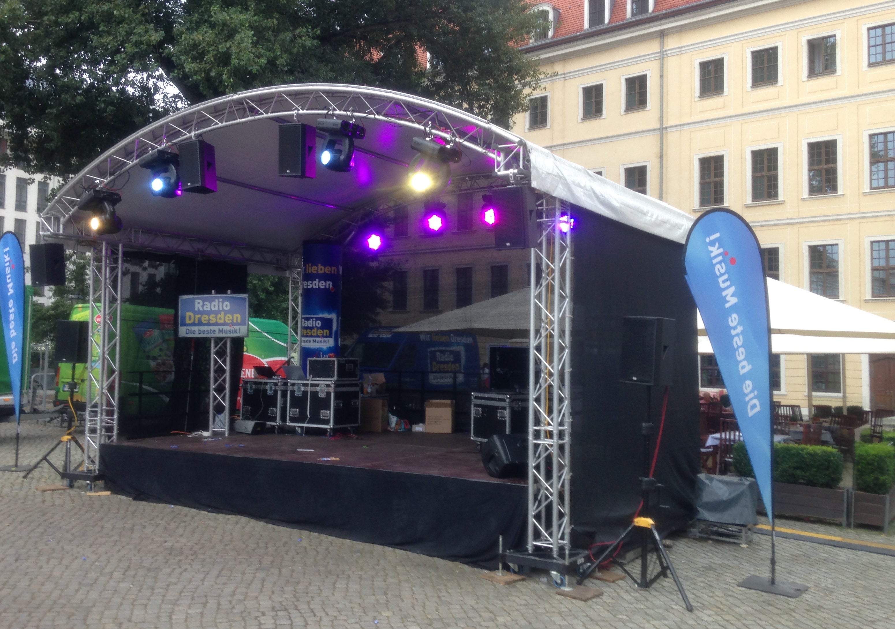 Bühne mieten 6x4 m mit Prolyte Rundbogendach - inkl. Aufbau in Dresden