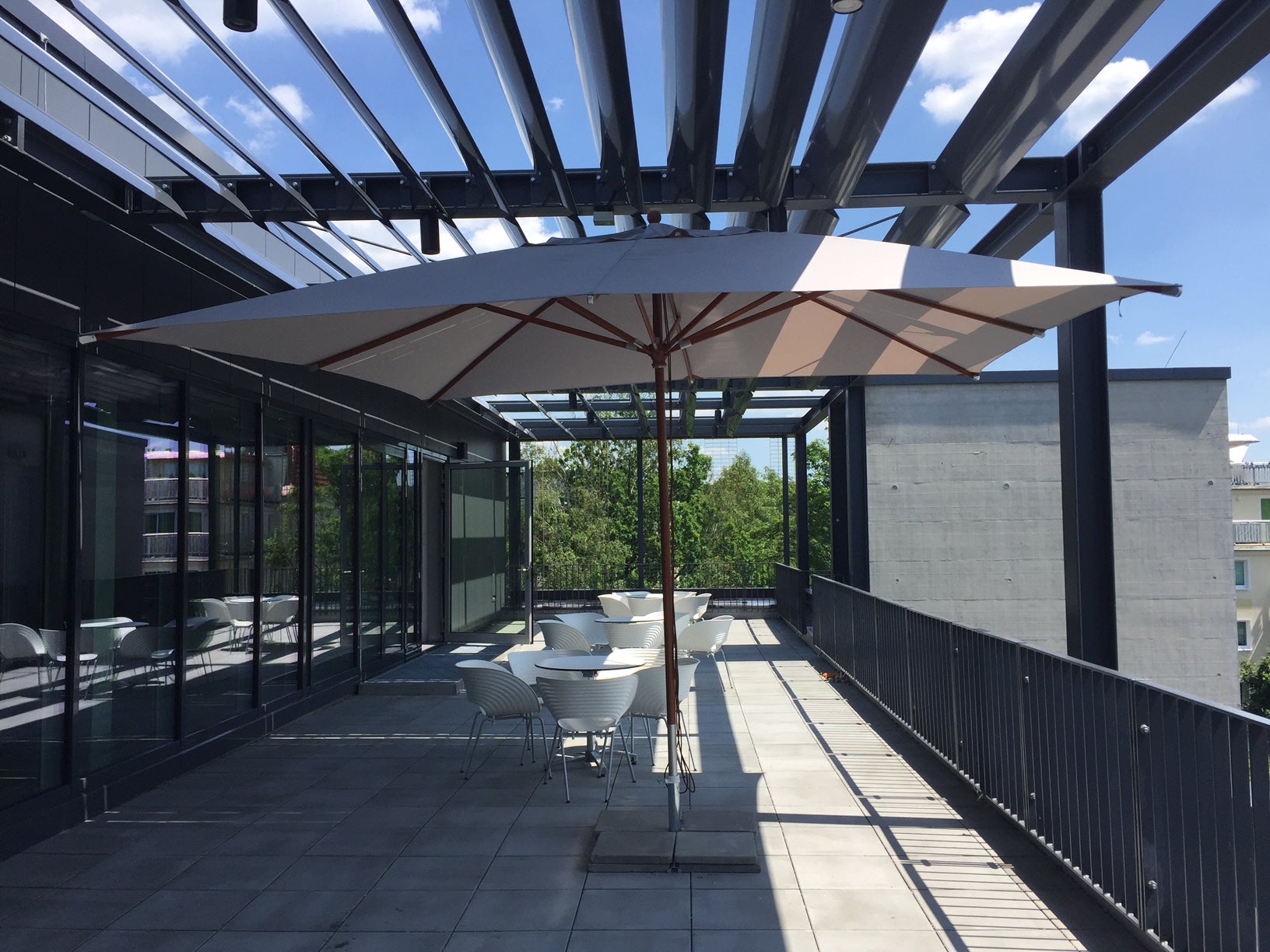 Gastroschirm mieten - eckiger Sonnenschirm 4x4 m, silbergrau