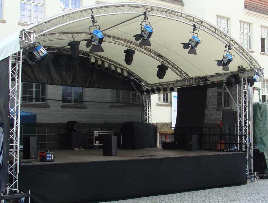 Bühne mieten 8x6 m mit Prolyte ARC Roof Rundbogendach, weiß