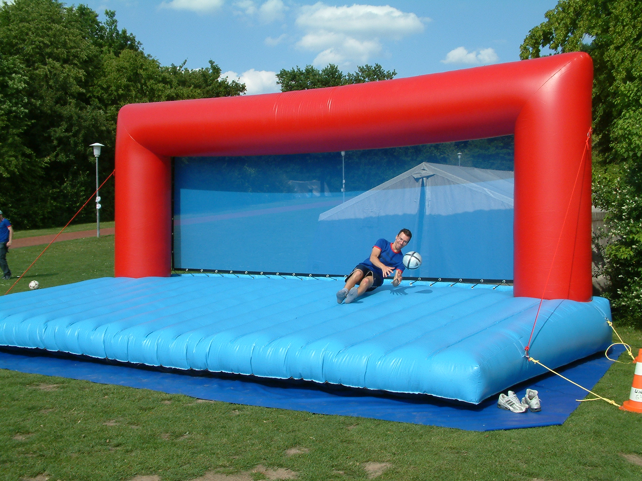 Keeper mit Ballmaschine mieten bei Play and Fun Team