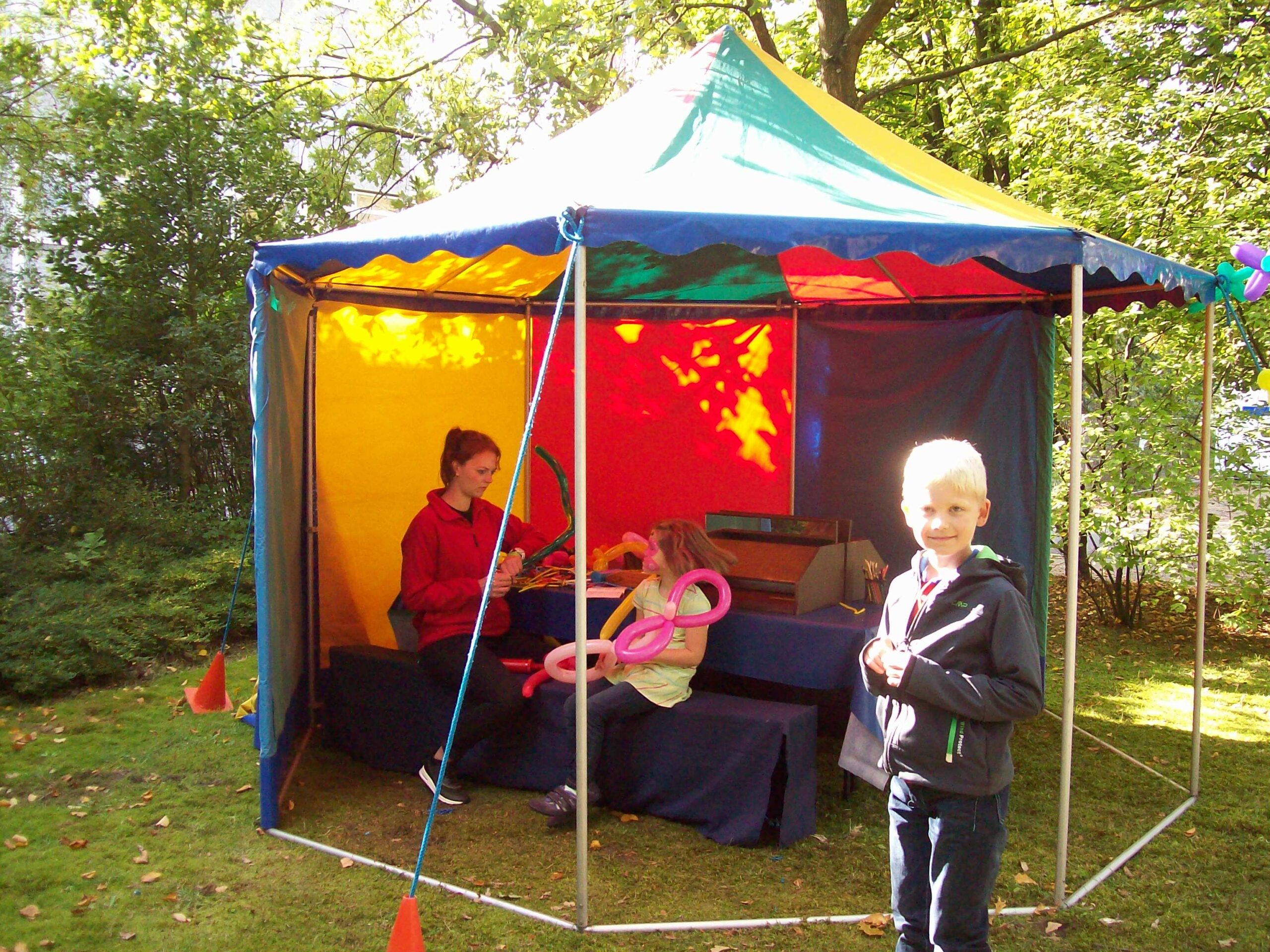 Modellier-Luftballons mit 15m² Zelt mieten bei Play and Fun Team