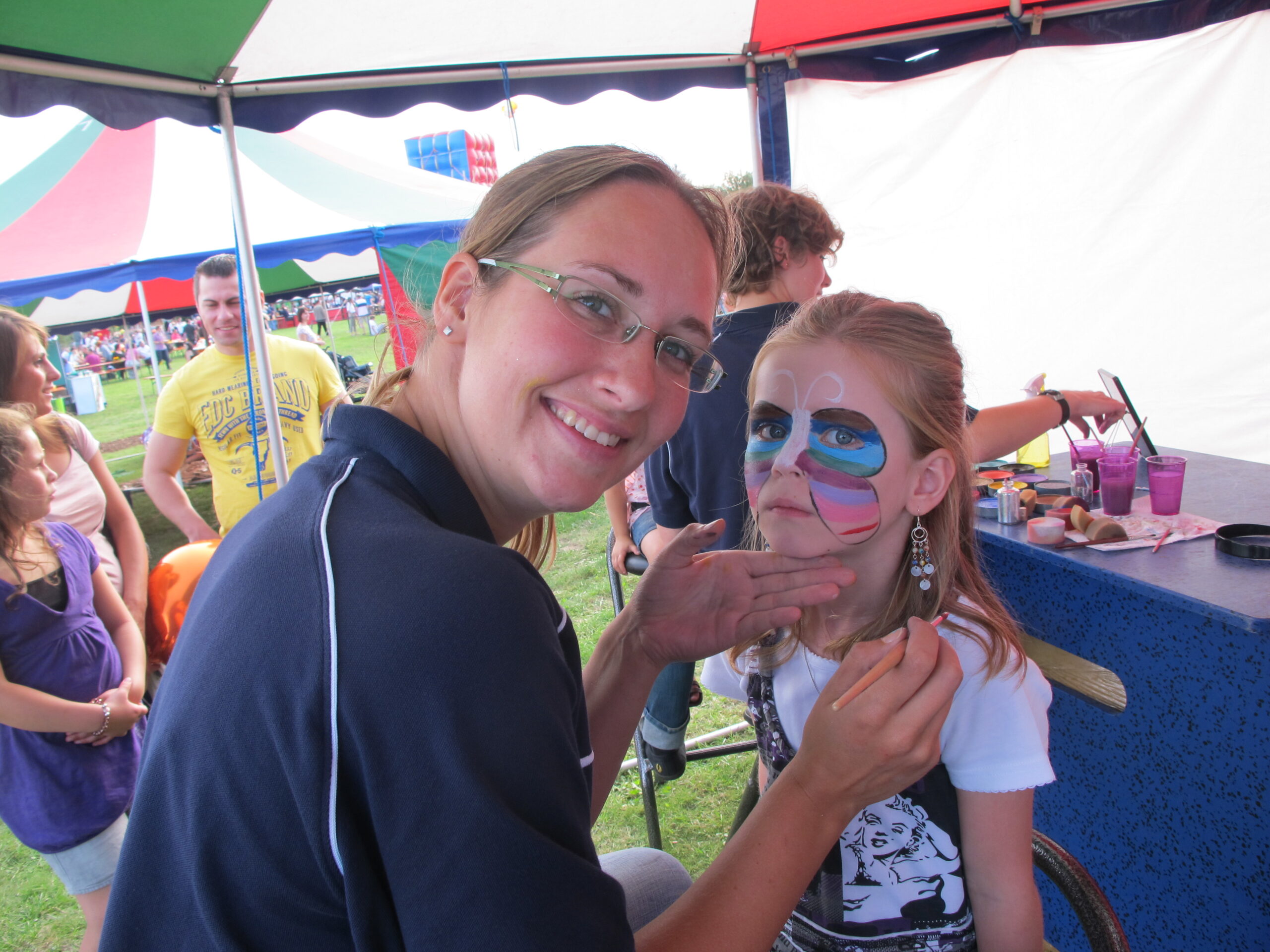 Schminken mit 15m² Zelt mieten bei Play and Fun Team