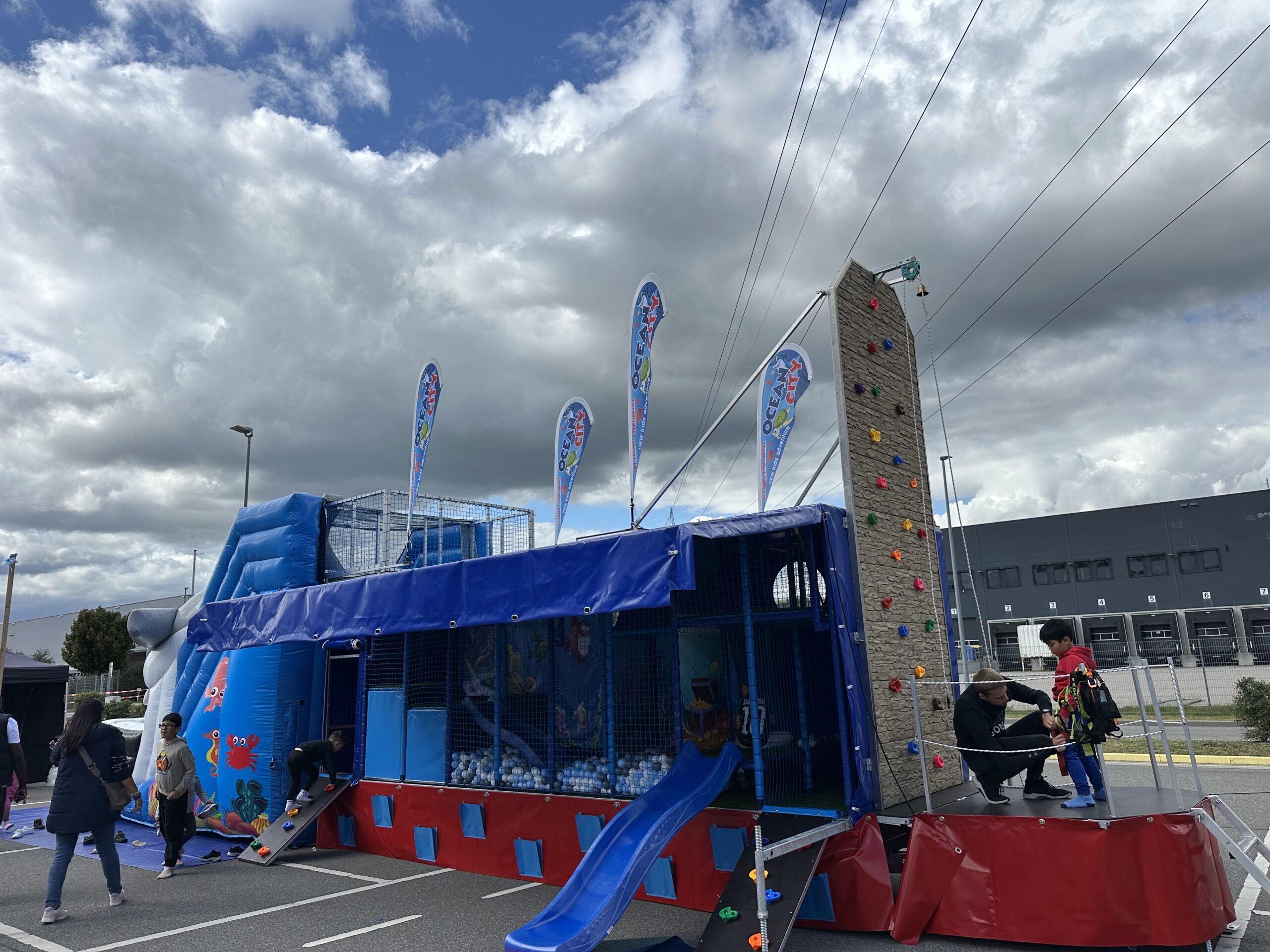 Ocean-Action-Trailer mieten bei Play and Fun Team
