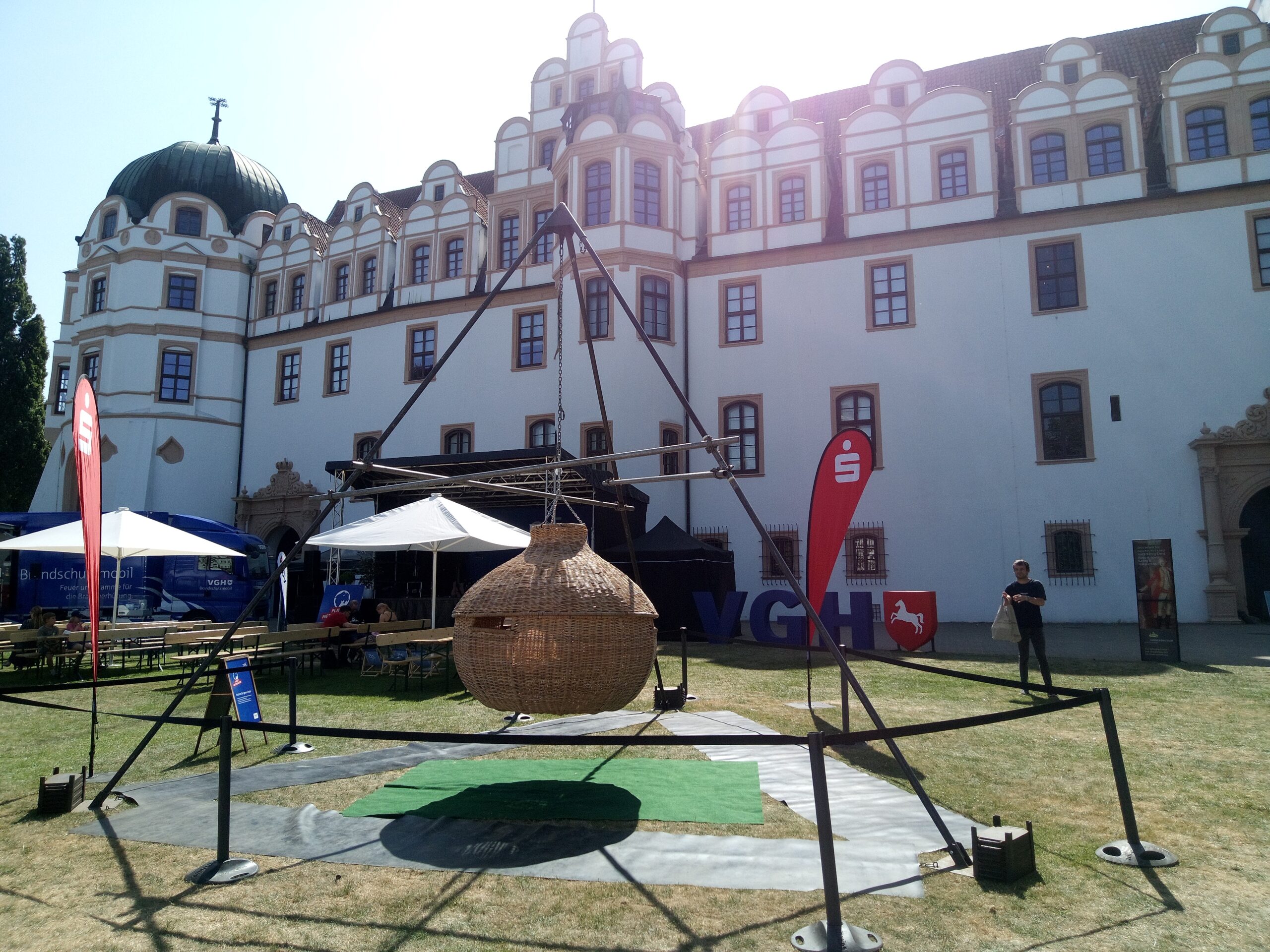 Weltenschaukel mieten bei Play and Fun Team