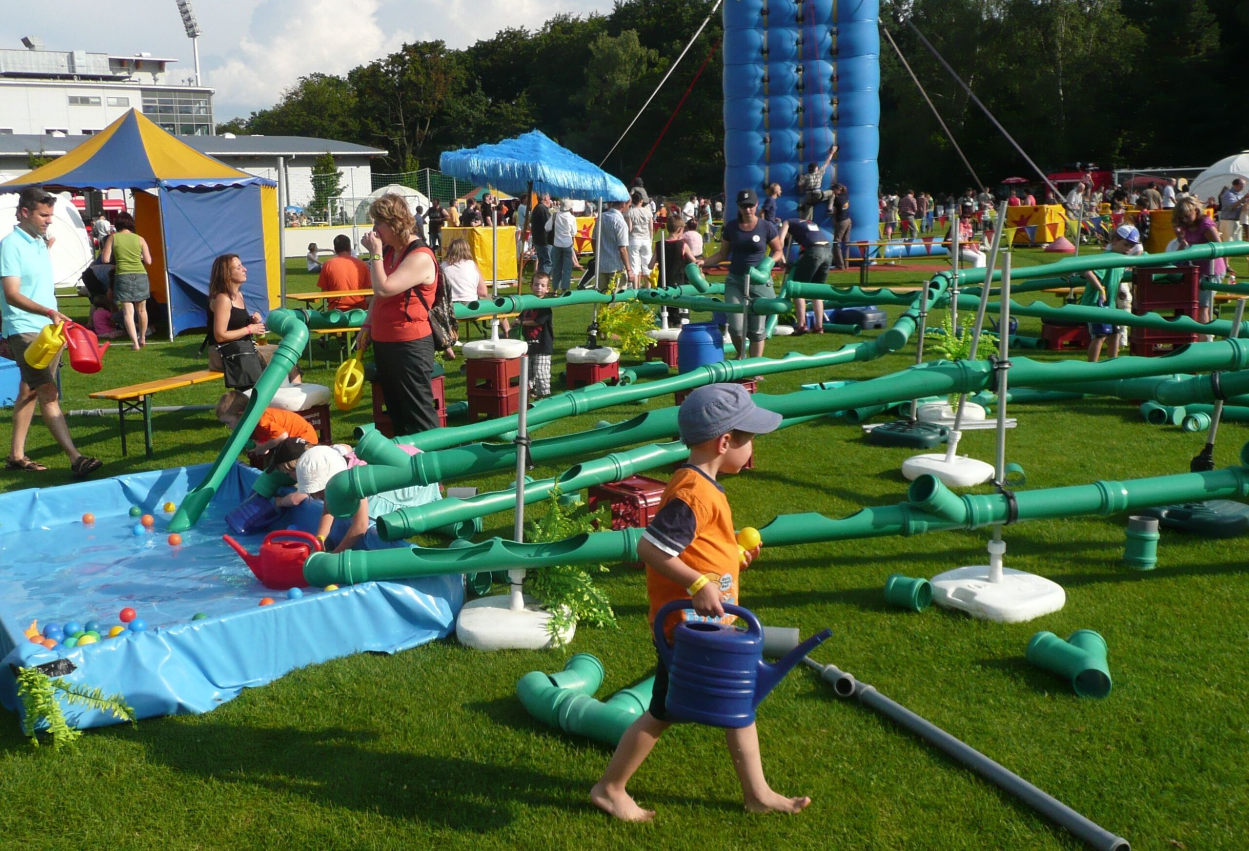 Wasser-Kraftwerk mit 15m² Zelt mieten bei Play and Fun Team