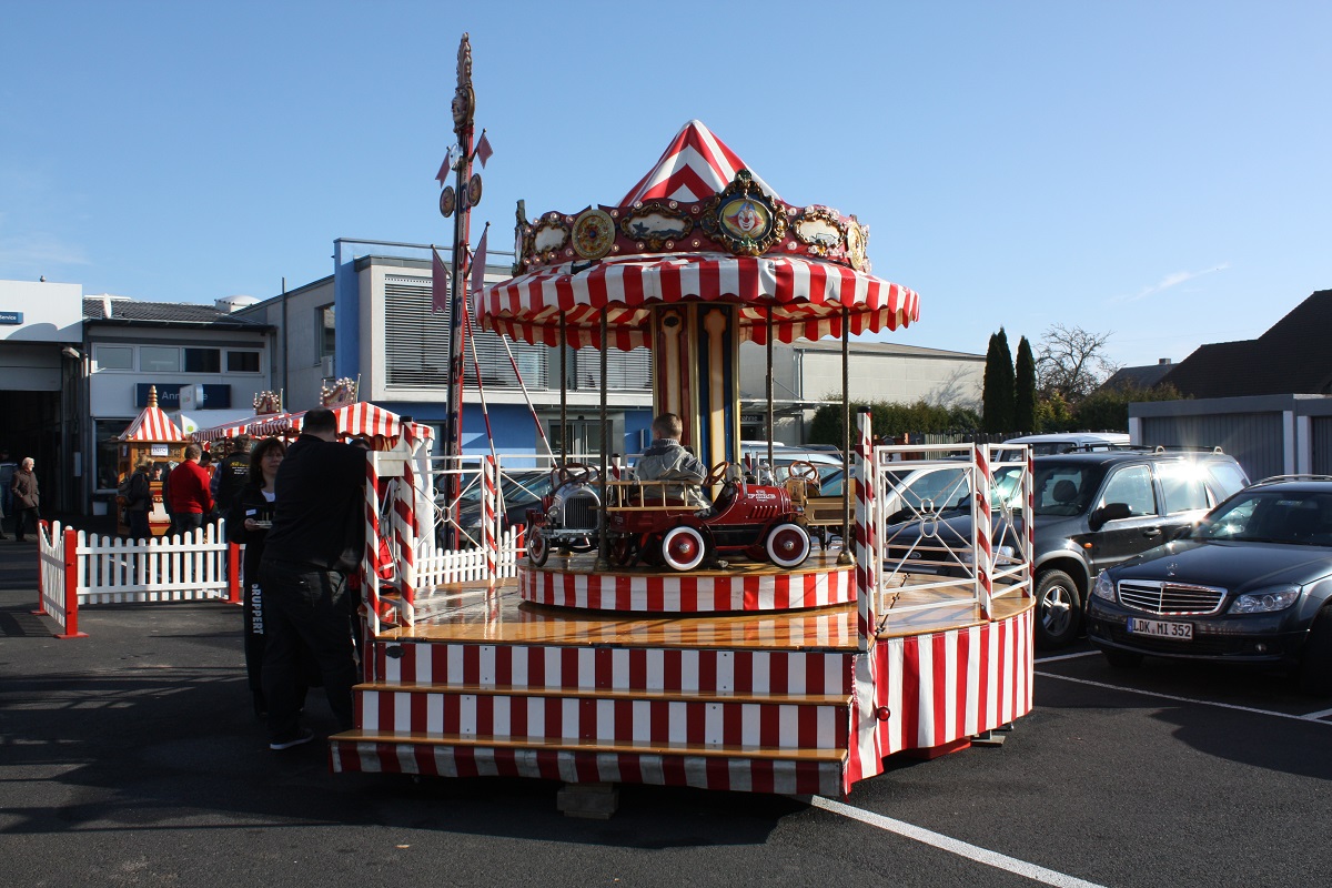 Oldtimerkarussell mieten bei Play and Fun Team