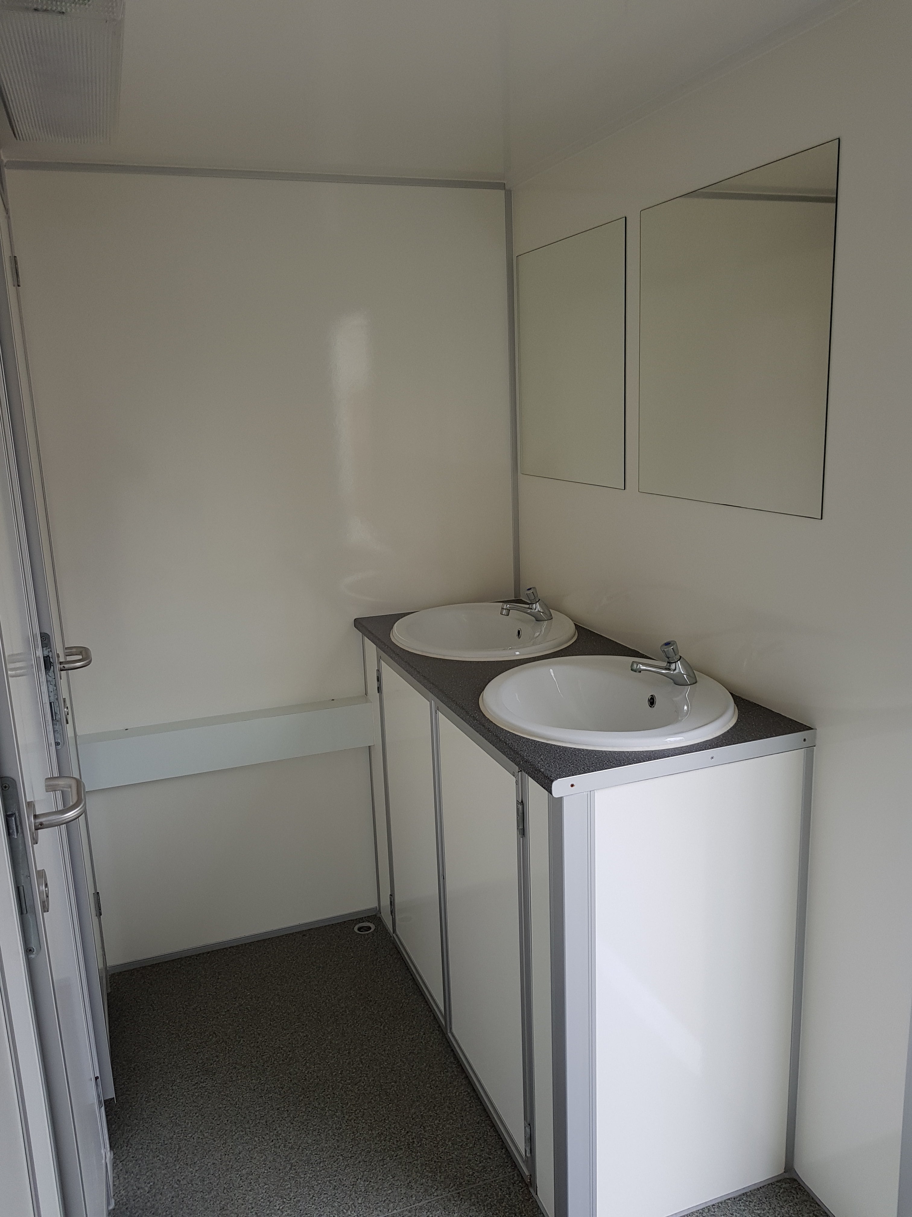 Mobile Toiletten mieten – 4 Damen-WCs, 1 Herren-WC, 4 Urinale, deutschlandweit – 3
