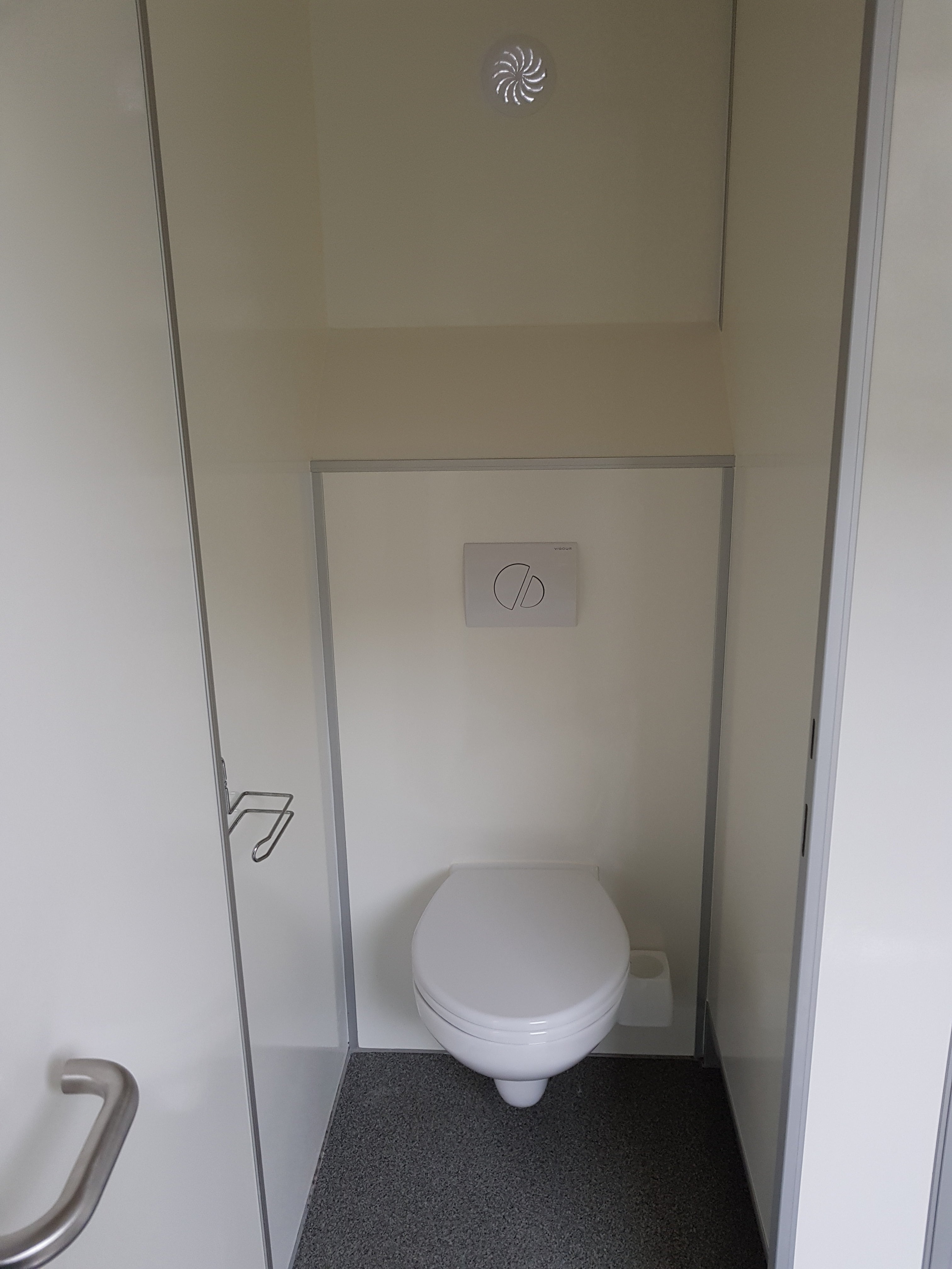 Toilettencontainer mieten – 4 Damen-WCs, 1 Herren-WC, 4 Urinale, deutschlandweit – 4