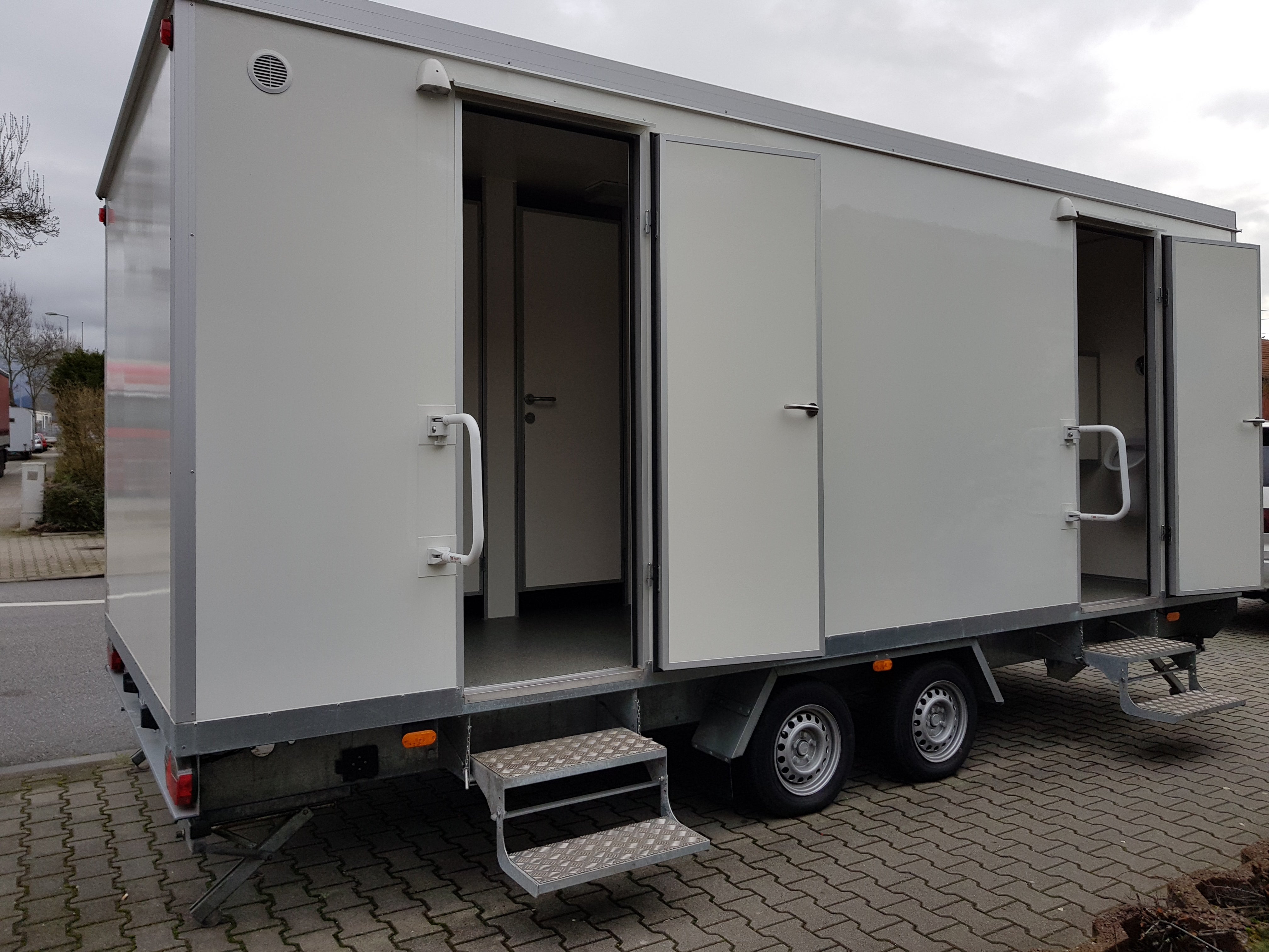 Toilettencontainer mieten – 4 Damen-WCs, 1 Herren-WC, 4 Urinale, deutschlandweit