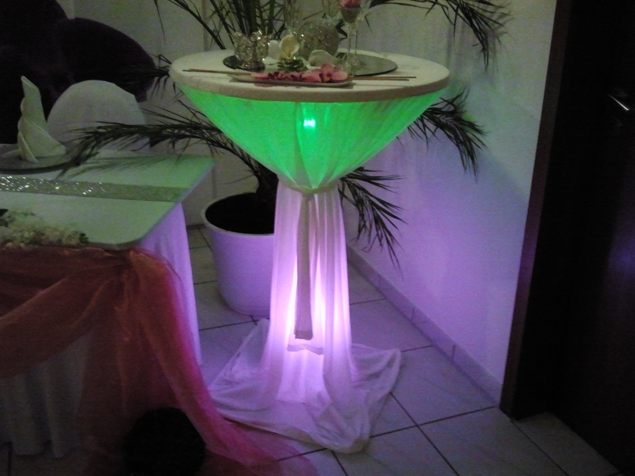 Bistrotisch / Stehtisch Ø 80 cm klappbar mieten – Wochenendtarif, optional mit Husse & LED – 2